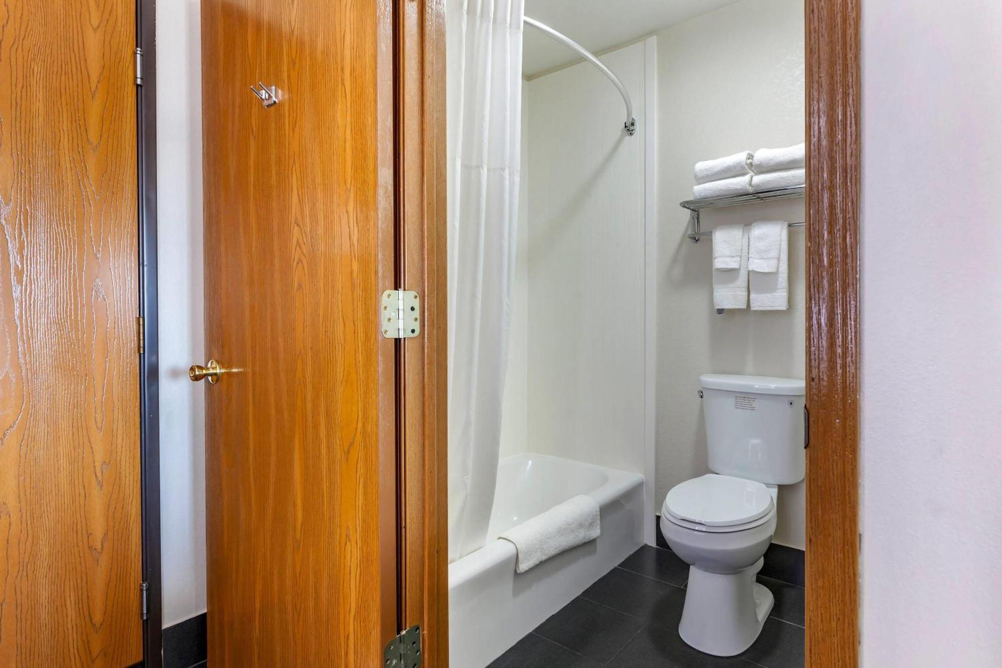 Quality Inn New London Exteriör bild